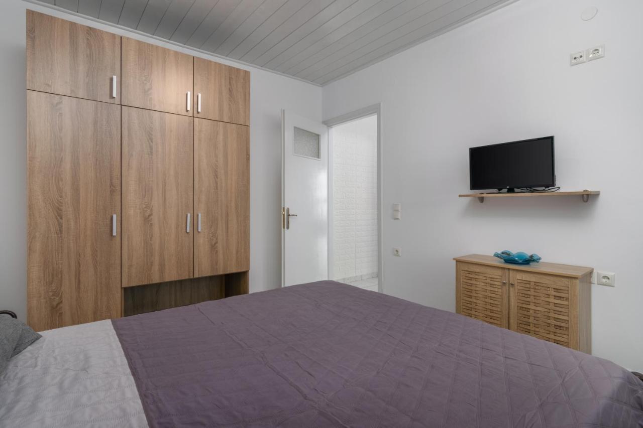 Wood And Stone Apartment Adamantas  Exterior photo